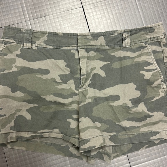 New York & Company Pants - NEW YORK & COMPANY CAMOUFLAGE SHORTS SIZE 10 WOMENS
